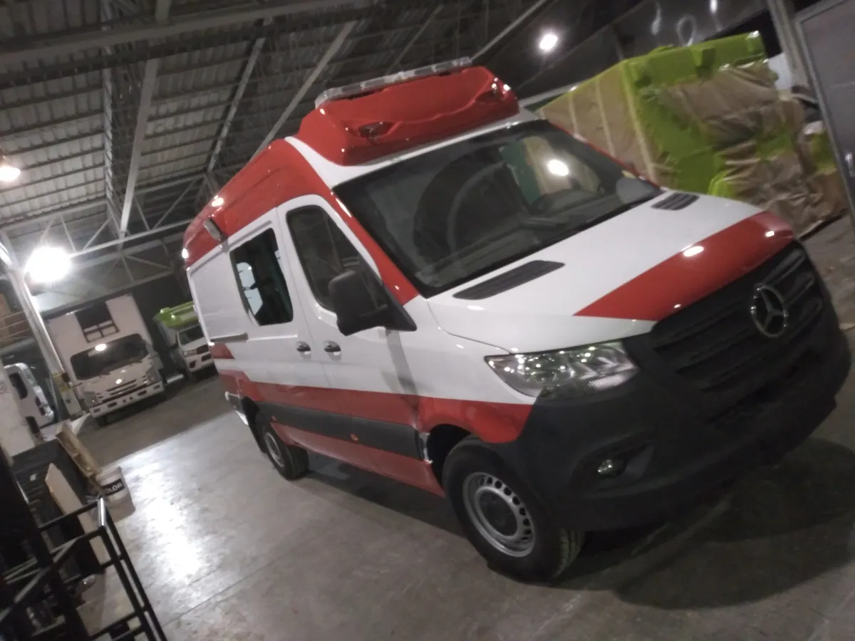 Ambulancia — desabolladura y pintura